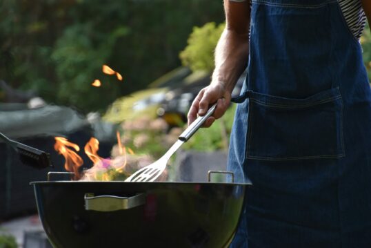 9 BBQ party tips to impress your guests without stress
