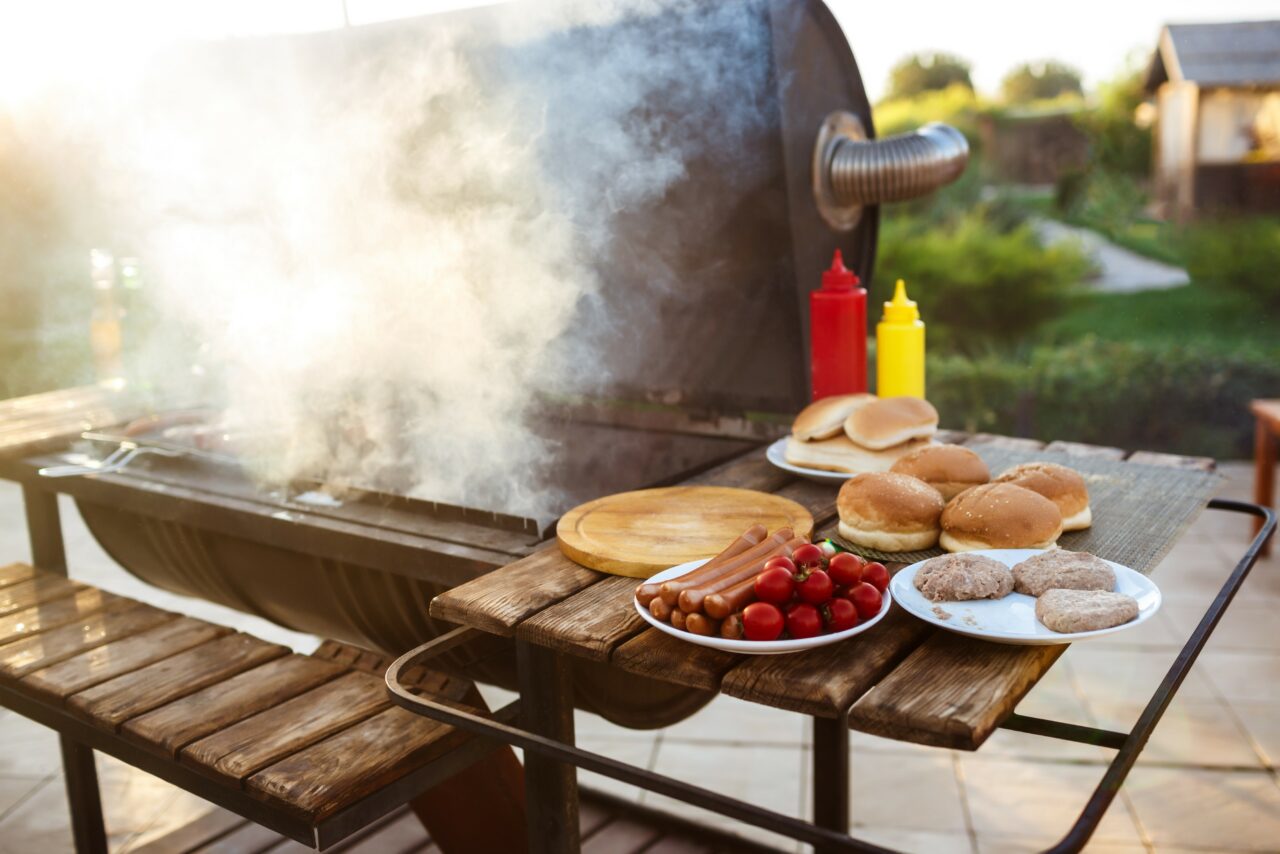 How to Host an Outdoor Dinner Party: a Step-by-Step Guide